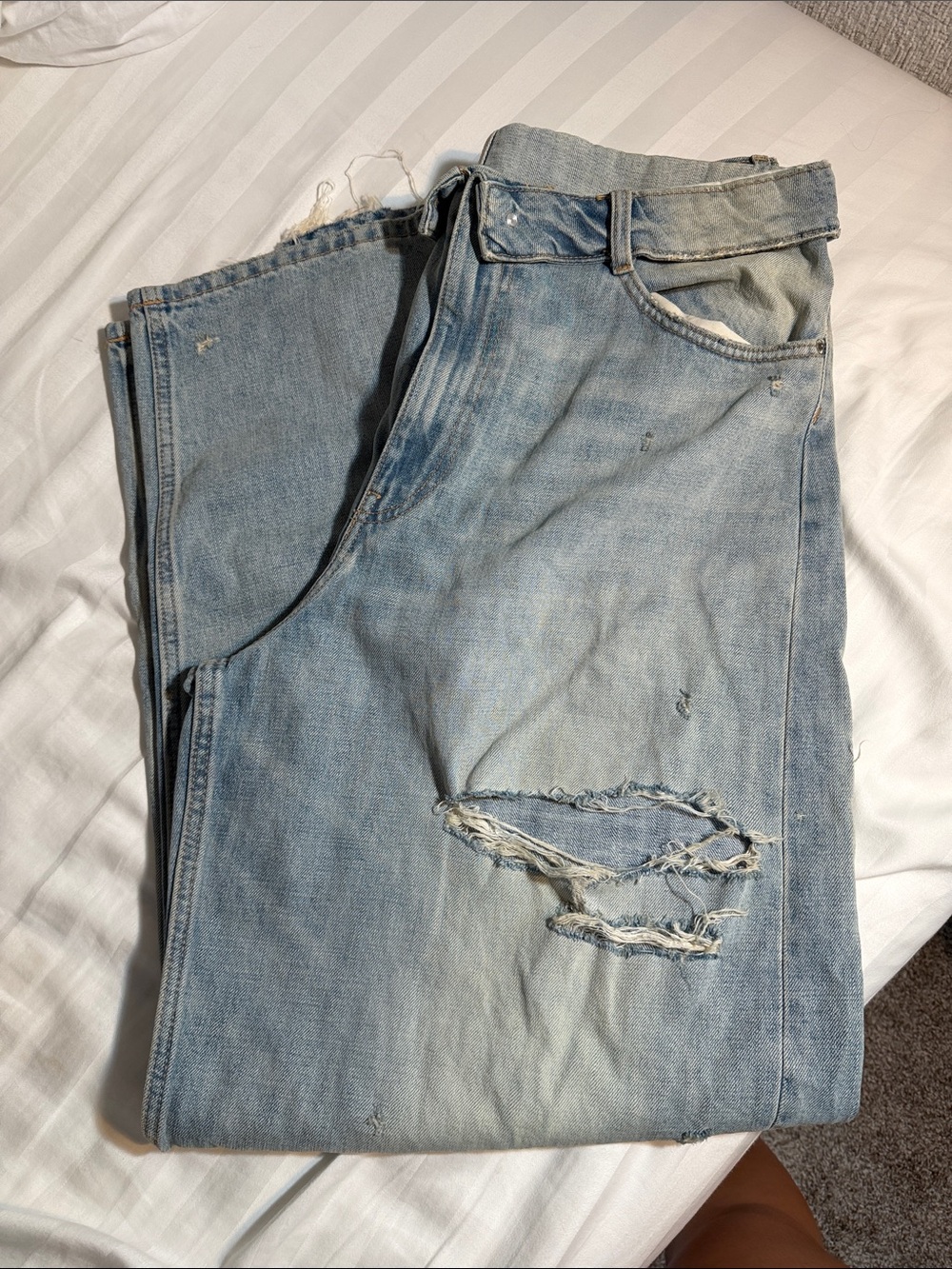 Zara Light Blue Straight Men’s Jeans with Distressed Knees